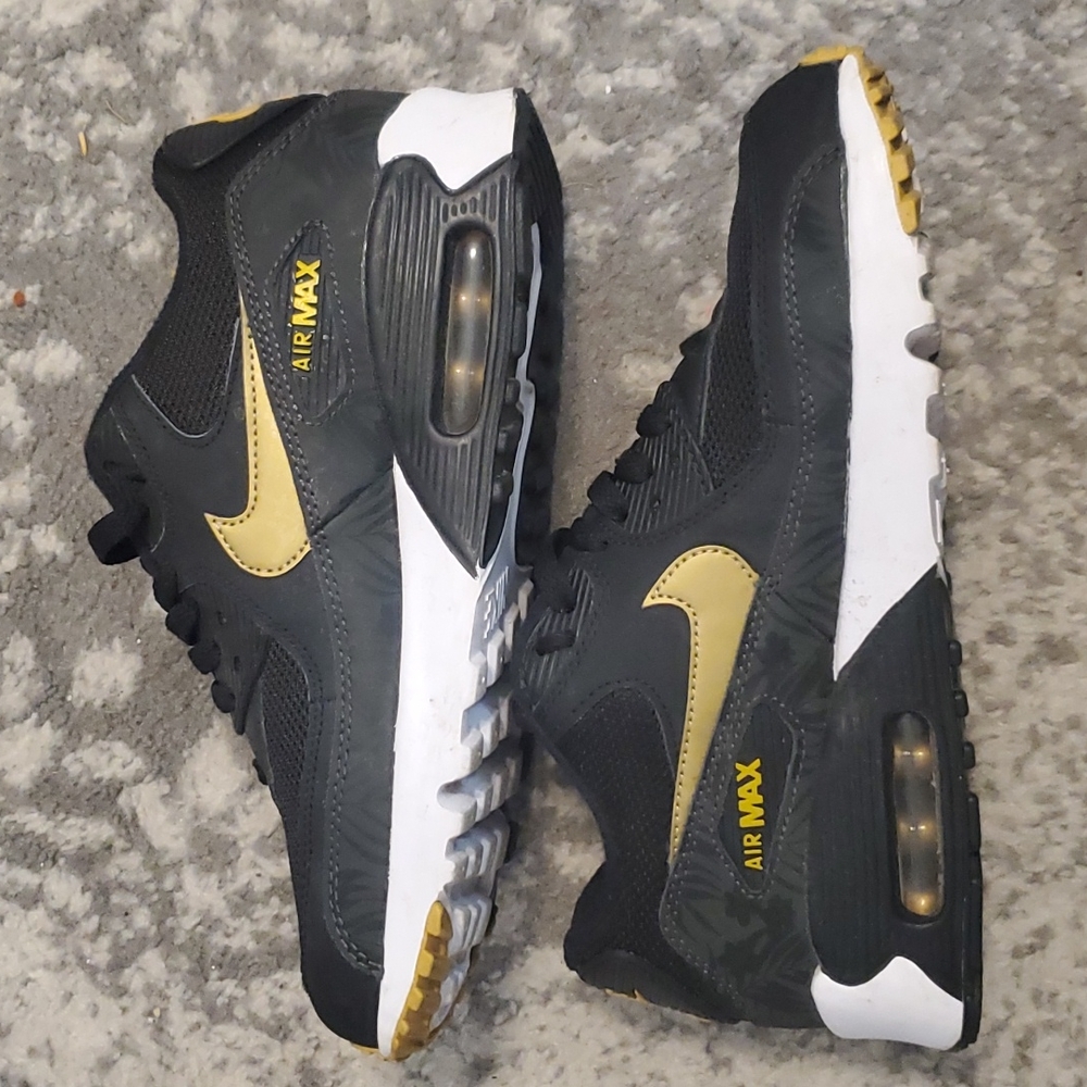 Nike Air max black and gold EUC 6.5Y